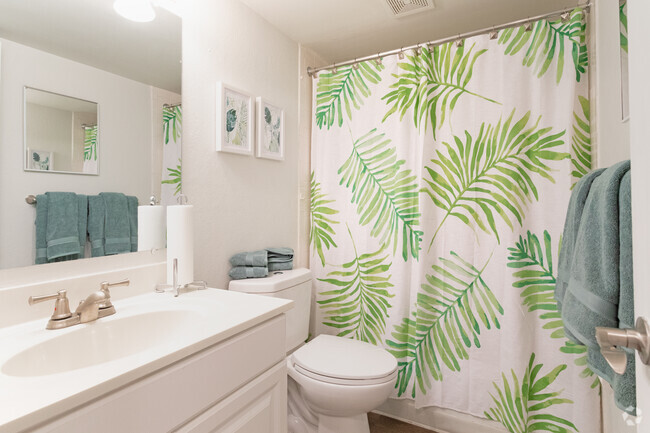 Model Bathroom - Oak Manor at Temple Terrace