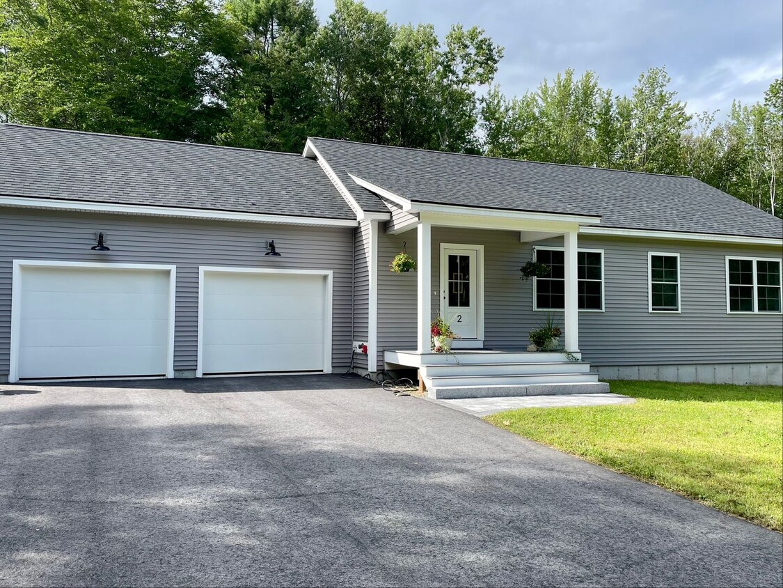 Primary Photo - New 3 bed, 3 bath house with in law apt on...