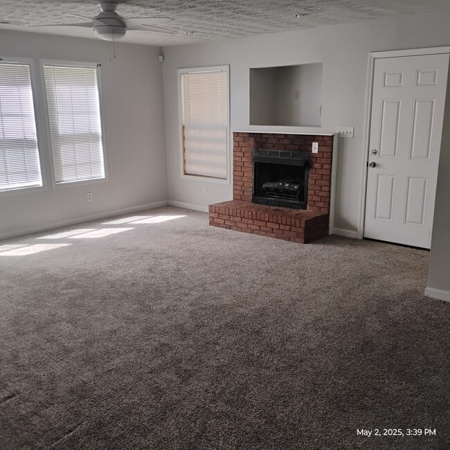 Large living room - 3725 Collier Dr NW