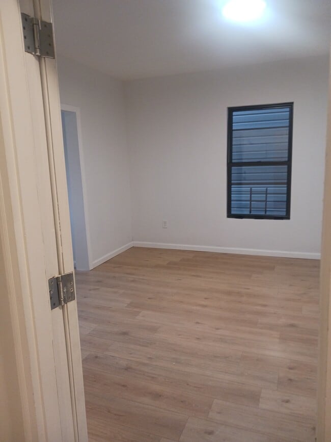 Building Photo - 217 Stanley Ave