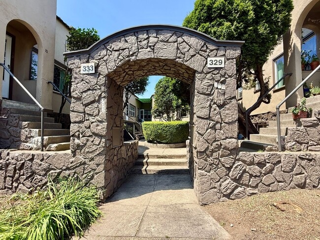 Building Photo - Live in the Heart of Portland’s Buckman Neighborhood — Fur Babies Welcome~ Onsite Laundry