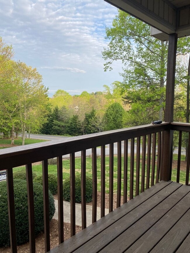 Building Photo - North AVL - Spacious 2/2 Apartment