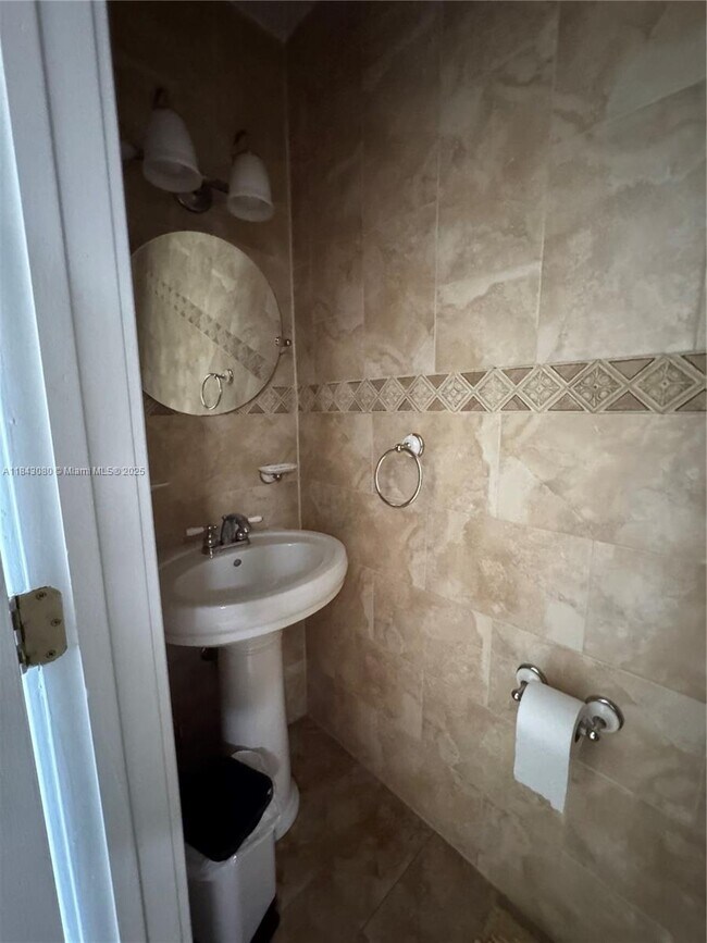 Foto del edificio - 2740 W 76th St