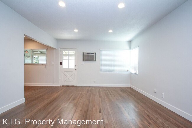 Building Photo - 2 br, 1 bath Apartment - 14151 Moorpark St...