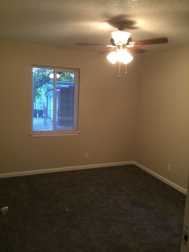 Building Photo - 5 Bedroom/ 2 Bath- DU
