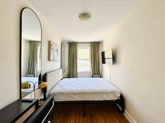 Foto del edificio - Furnished room/NOT APARTMENT