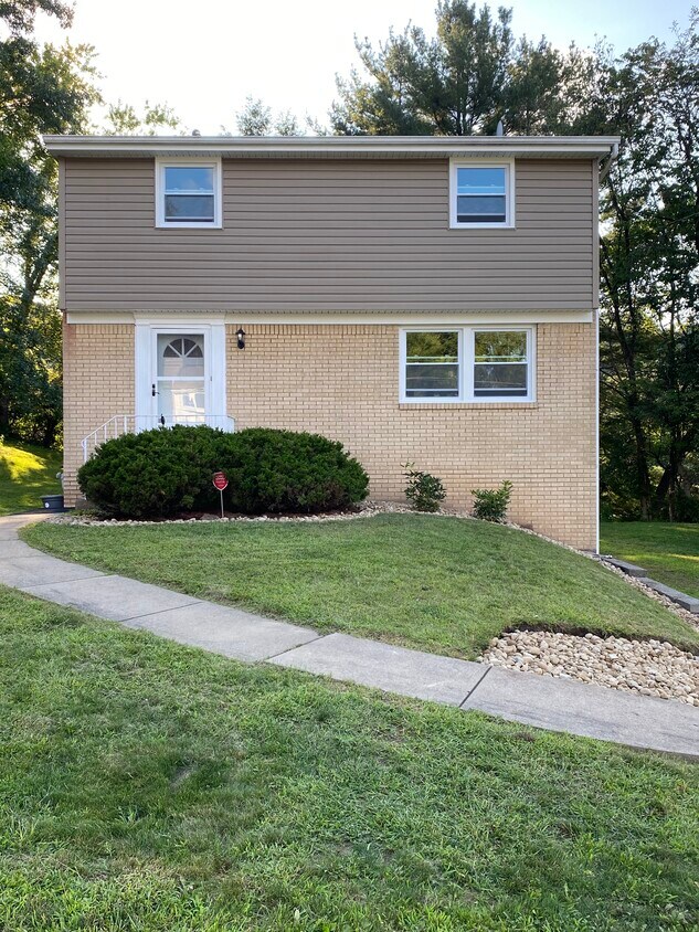 Foto principal - 933 Cedarwood Dr