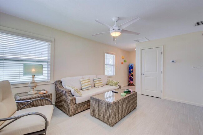 Foto del edificio - 3200 W Debazan Ave