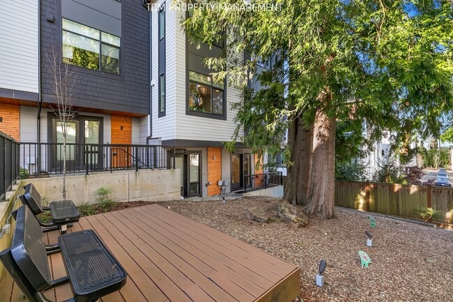 Building Photo - 2024E NE 85th St