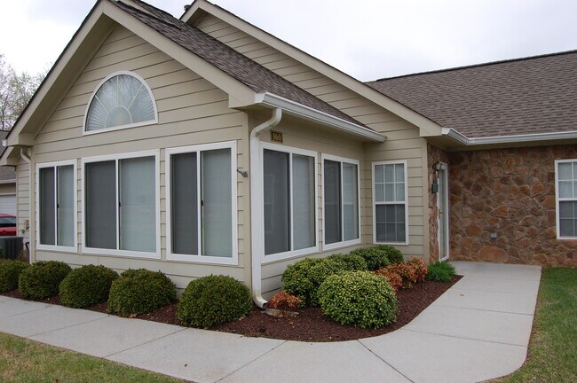 Building Photo - Main level living - 2 BR / 2 BA - Sunroom ...