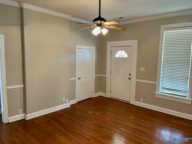 Foto del edificio - 809 Halsey Ave NE