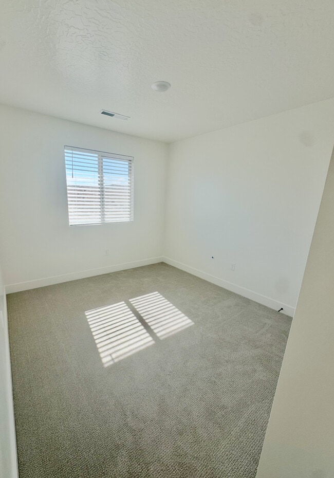 Building Photo - 5718 S Weehawken Ln