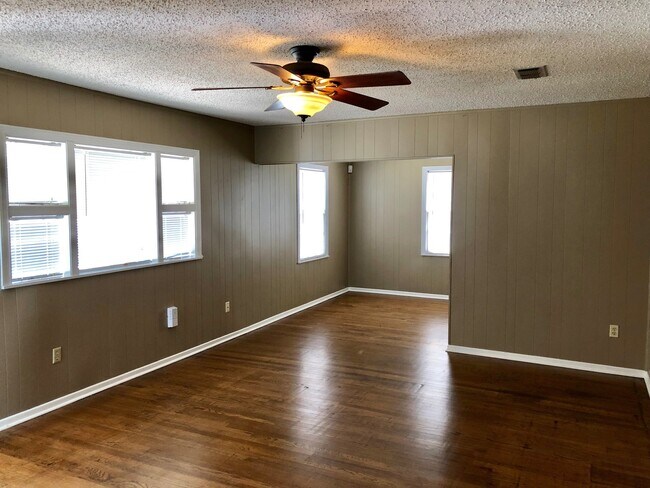 Foto del edificio - Charming Three Bedroom near TTU - July 2025!