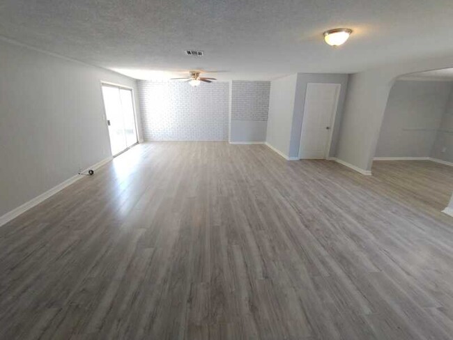 Building Photo - 2518 Drake Ave