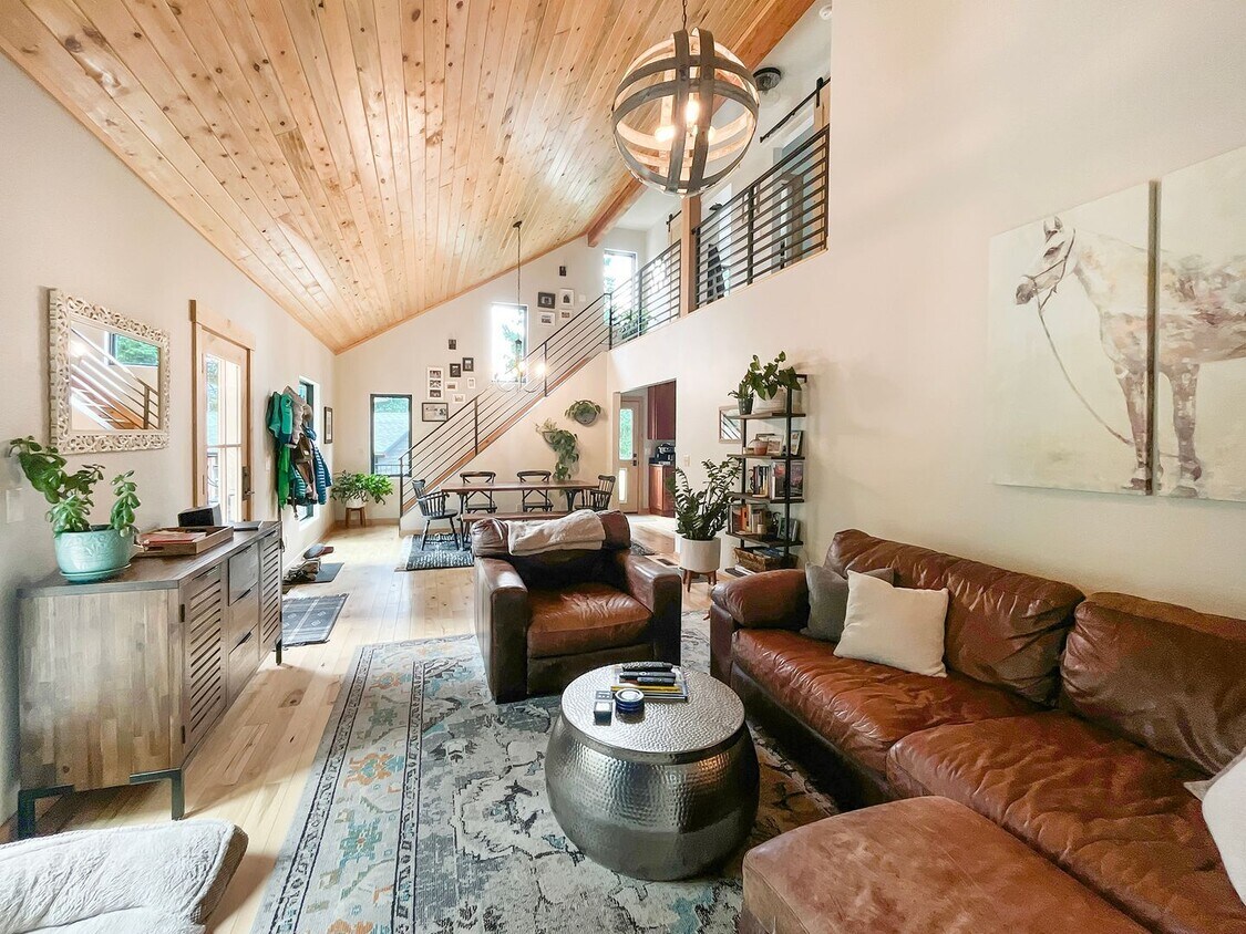 Foto principal - 2 Car Garage! Pets Negotiable! Two living ...