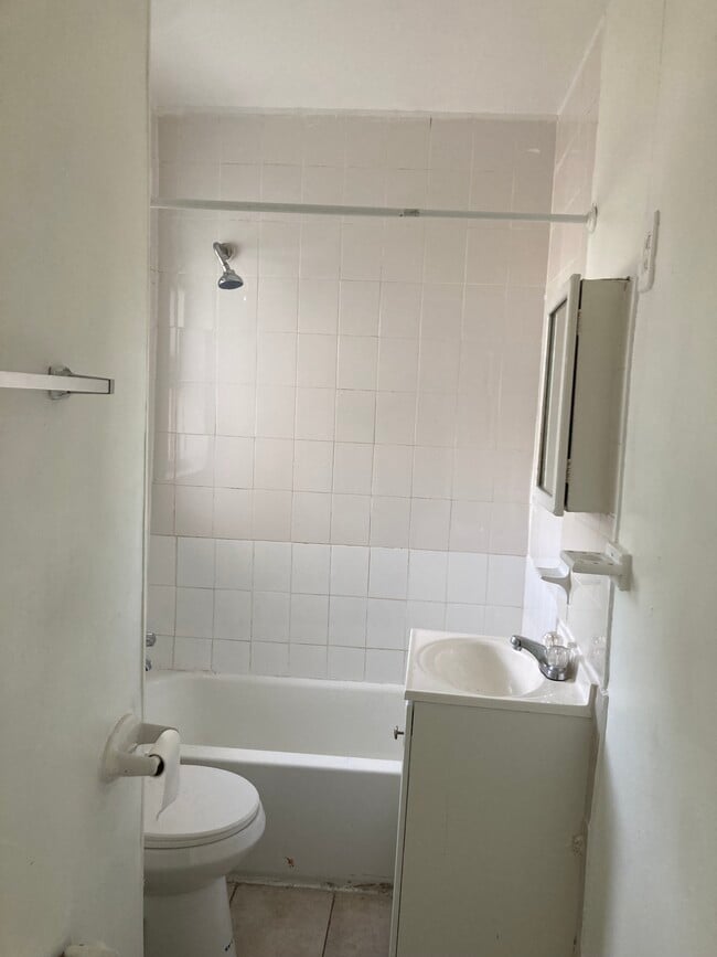Full Bathroom - 21 Congress St