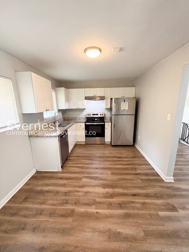 Building Photo - Limited Special Offer / Delightful 5-Bedroom / Pets Allowed  / Available Now!