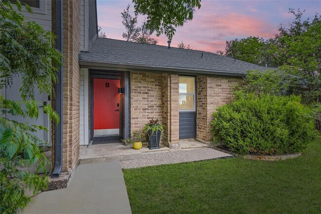 Foto del edificio - 6807 Woodhue Dr