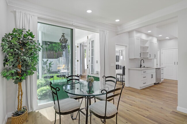 Foto del edificio - 718 N Elm Dr