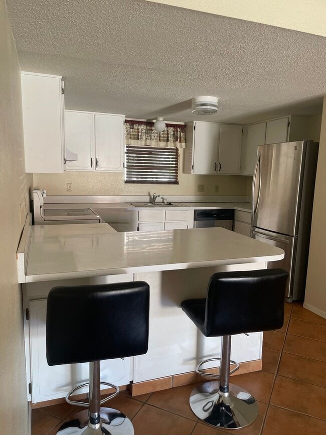 Foto del edificio - COMING SOON 2 Bedroom - 2 Bath Condo