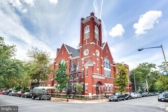 Building Photo - 819 D St NE