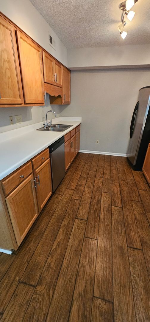 Building Photo - Stop Looking, Start Living!! Apply today