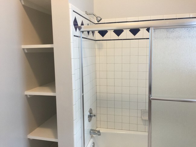 Baño - 2513 Annunciation St