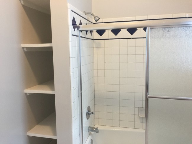 Bathroom - 2513 Annunciation St