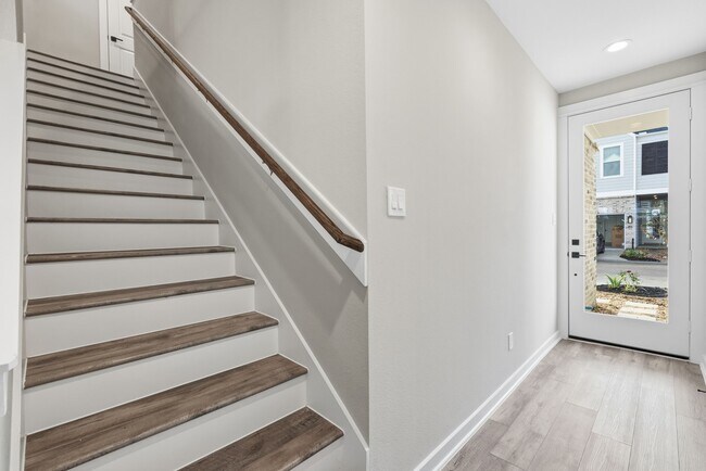 Foto del edificio - 411 Stonework Garden Ln