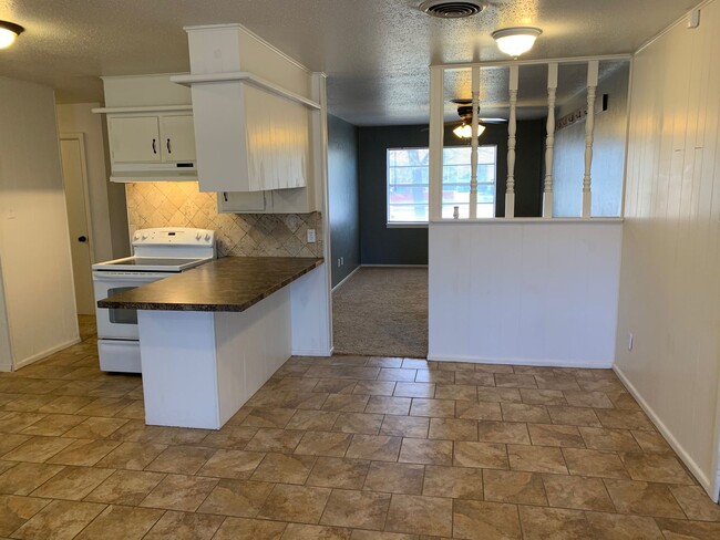 Building Photo - 4 bedroom 2 bath 1 garage 1carport . Recen...