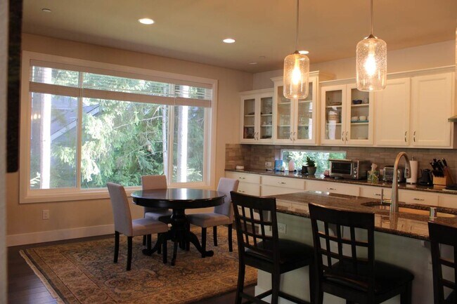 Building Photo - Spacious Luxury Home in Gated Community Ne...
