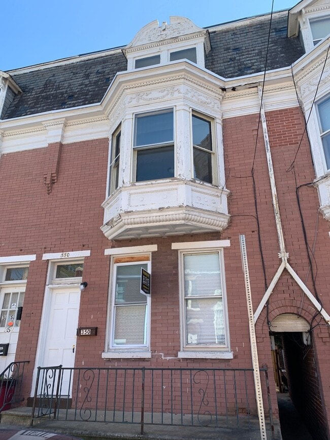 Building Photo - Spacious 4 Bedroom 1.5 Bath, 2 Car Garage-...