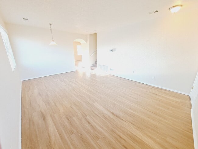 Building Photo - 3 bed 2.5 Bath in Huning Ranch. FREE 50 IN...