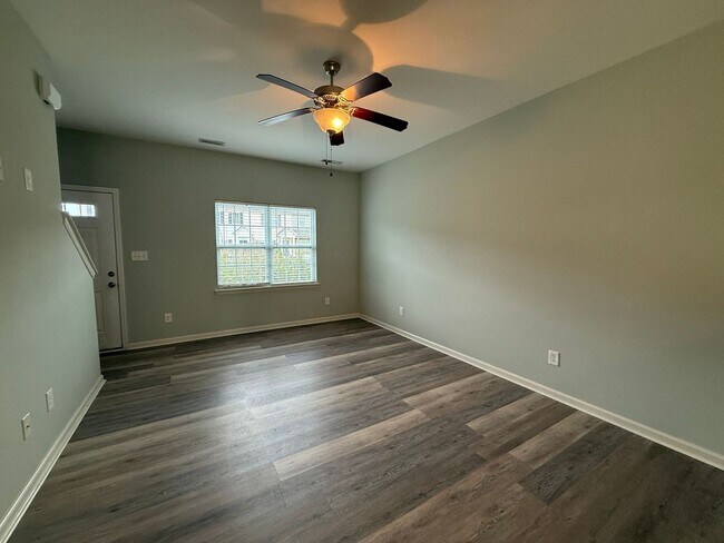 Foto del edificio - Beautiful 2 bedroom, 2.5 bath Town House