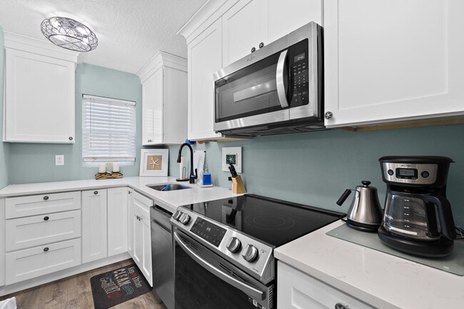 Building Photo - 390 W Cocoa Beach Causeway