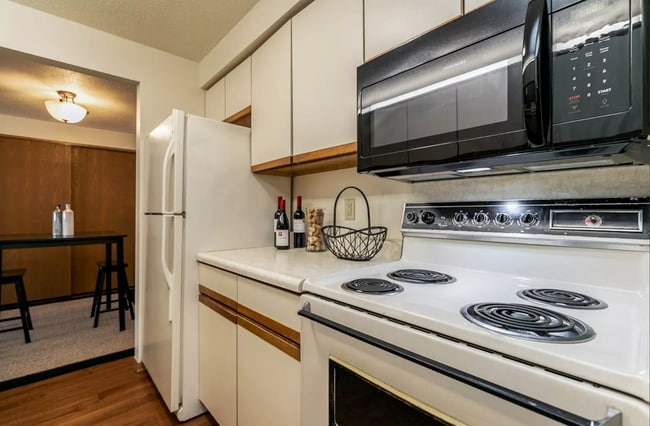 Images reflect a comparable unit with similar layout and finishes - 912 Benton Dr