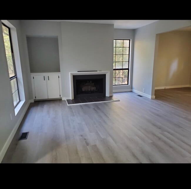 Building Photo - 130 Ravine St