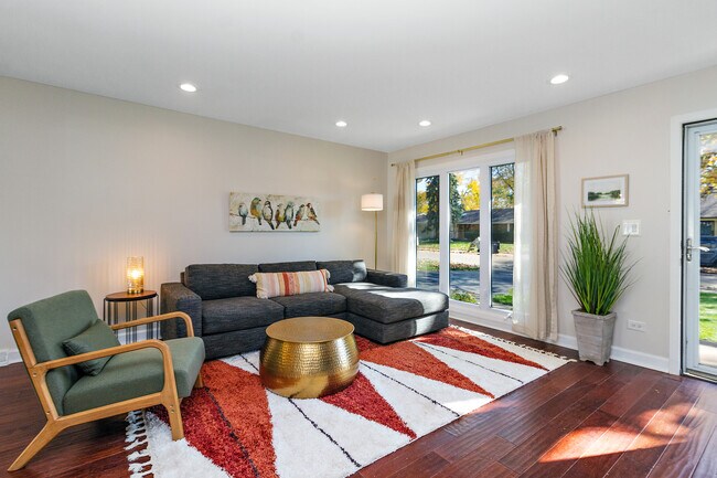 Foto del edificio - 10240 Hawthorne Dr