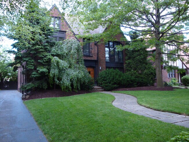 Building Photo - 2879 Ludlow Rd