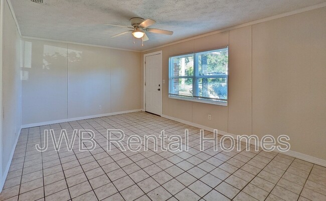 Foto del edificio - 8370 Red Holly Ln