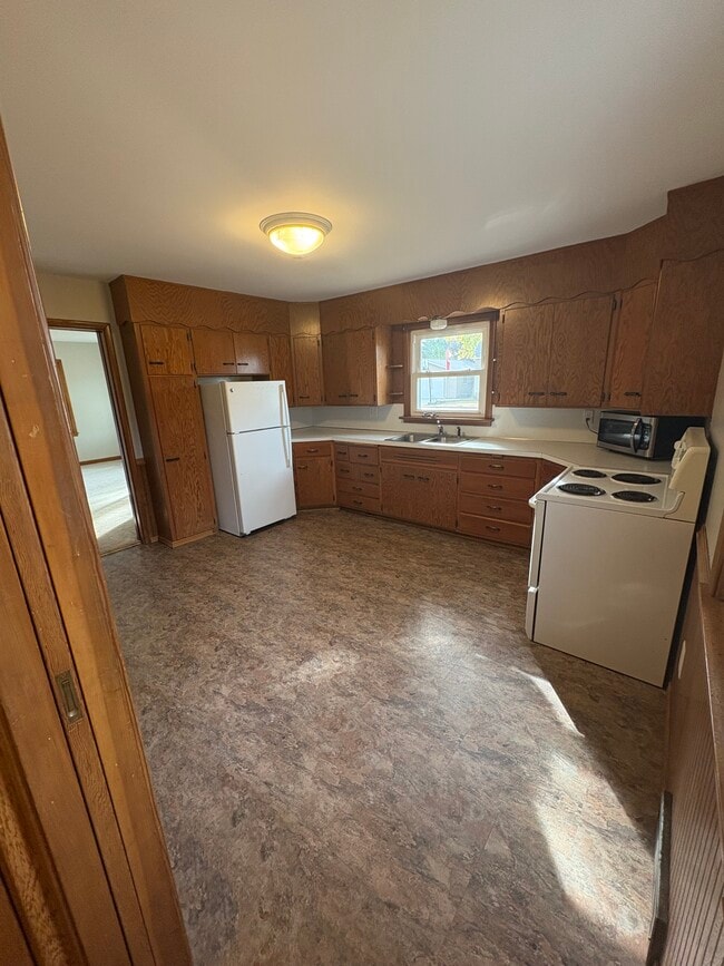 Building Photo - 106 Juniper St S