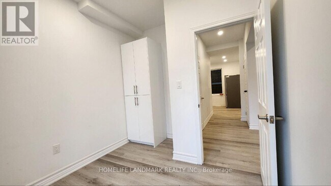 Building Photo - 325-325 Simcoe St S