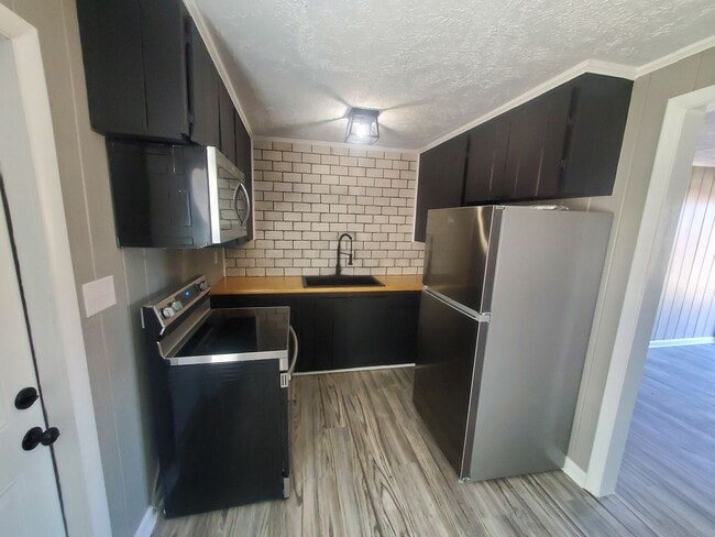 Building Photo - 130 Eastwood Ave