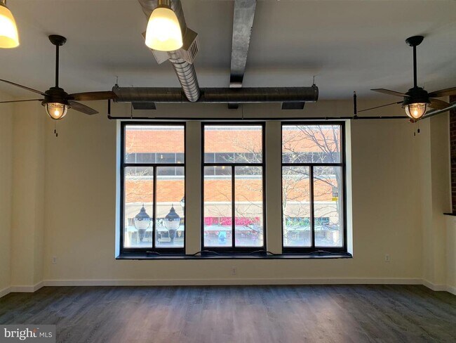 Building Photo - 833 N Market St