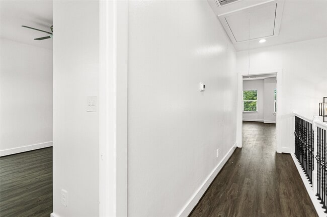 Building Photo - 2204 Hoskins Dr