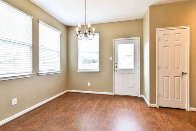 Foto del edificio - 2703 Sleepy Knoll Dr
