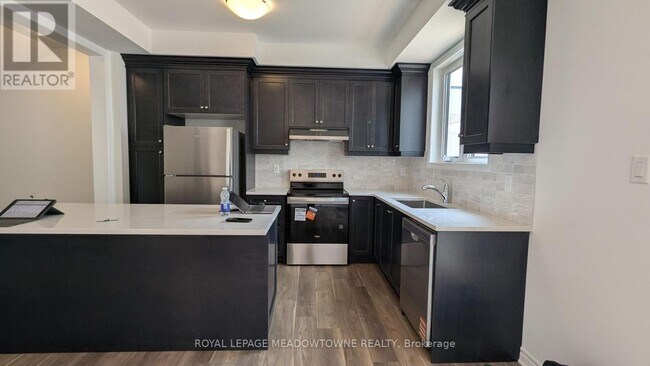 Building Photo - 1478 Rutland Cres