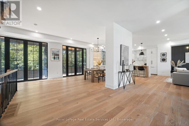 Building Photo - 480 Scarsdale Crescent