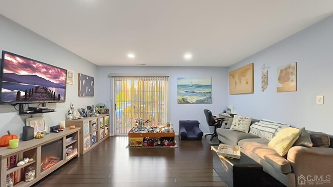Foto del edificio - 2501 Commons at Kingswood Dr