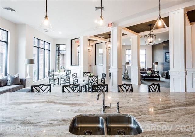 Foto del edificio - 16311 Holly Crest Ln